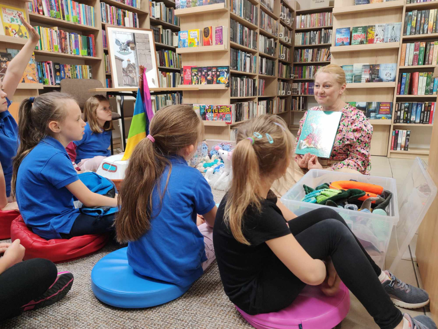 Dzień Bibliotekarza i niezwykłe spotkanie z autorką książek wyszywanych